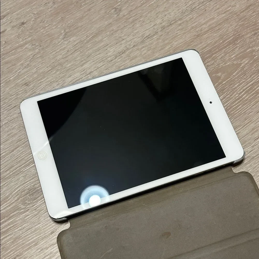 Apple iPad Mini A1432 1st Generation White/Silver Tablet LOCKED